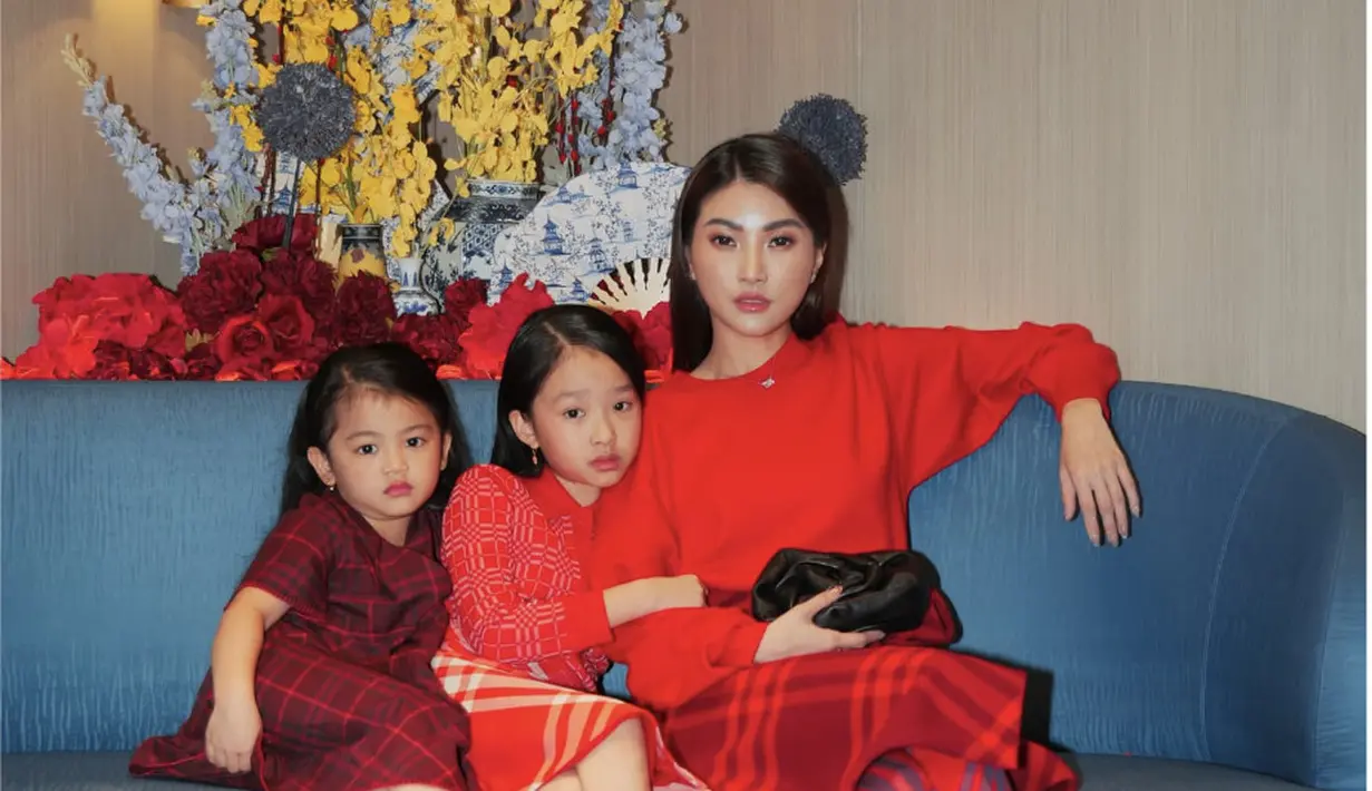 Kompak dengan sang buah hati, OOTD serba merah berhasil ciptakan kesan yang begitu menawan. [Foto: Instagram/ Sarwendah]