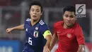 Bek Timnas Indonesia U-19, Asnawi Mangkualam (kanan) berebut bola dengan pemain Jepang, Saito Mitsuki pada perempat final Piala AFC U-19 2018 di Stadion GBK, Jakarta, Minggu (28/10). Indonesia kalah 0-2. (Liputan6.com/Helmi Fithriansyah)