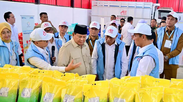 Presiden Prabowo Subianto meninjau beras Bulog yang disitribusikan oleh Koperasi Desa/Kelurahan Merah Putih (KDMP/Kopdes Merah Putih). (Dok Bulog)