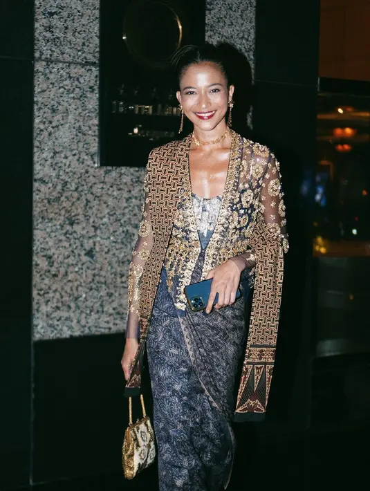 Peraih Piala Citra 2022 sebagai Pemeran Pendukung Perempuan Terbaik dalam Festival Film Indonesia (FFI) 2022 lewat film Losmen Bu Broto dalam custom kebaya dari Biyan [@putrimarino]