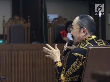 Terdakwa perkara merintangi penyidikan KPK pada kasus korupsi e-KTP, Fredrich Yunadi saat mengikuti sidang lanjutan di Pengadilan Tipikor, Jakarta, Kamis (24/5). Sidang memeriksa keterangan terdakwa. (Liputan6.com/Helmi Fithriansyah)