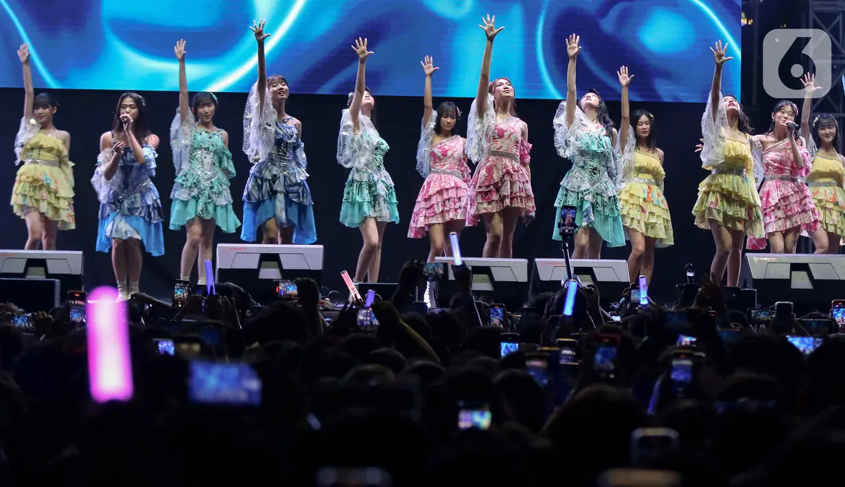 Penampilan member JKT48 di acara KapanLagi Buka Bareng BRI Festival 2024 di Plaza Timur Senayan, Jakarta, Sabtu (23/3/2024). (Liputan6.com/Herman Zakharia)