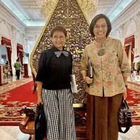Sri Mulyani dan Retno Marsudi, dua srikandi RI yang kompak di ragam kesempatan. Keduanya kerap mengabadikan momentum berdua dengan gaya fashionnya yang curi atensi. [Foto: Instagram/ @srimulyani]