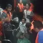 Korban gigitan komodo saat dievakuasi Tim SAR Gabungan (Liputan6.com/Ola Keda)