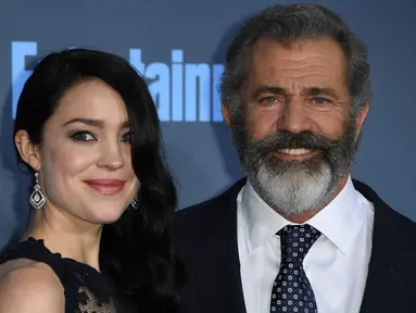 Aktor kawakan Mel Gibson menggandeng pacar mudanya, Rosalind Ross di atas karpet merah Critic's Choice Awards 2016 di California, Minggu (11/12). Pasangan beda usia 35 tahun itu tampak begitu intim dan sempurna ketika bersanding. (Mark RALSTON/AFP)