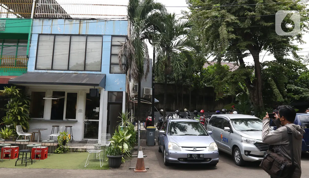 Seorang pria mengambil gambar bangunan yang berdiri di atas saluran air di Kemang Utara, Jakarta, Rabu (17/11/2021). Wakil Gubernur DKI Ahmad Riza Patria menegaskan pendirian kafe maupun bangunan lainnya harus mengantongi izin sekaligus memenuhi prinsip tata ruang. (Liputan6.com/Herman Zakharia)
