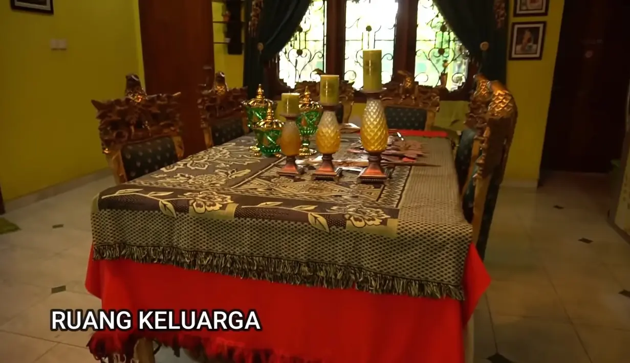 Lewat YouTube Imam Subkhan, beberapa sudut menarik rumah dieksplor, mulai dari halaman depan hingga galeri foto. (Youtube Imam Subkhan)