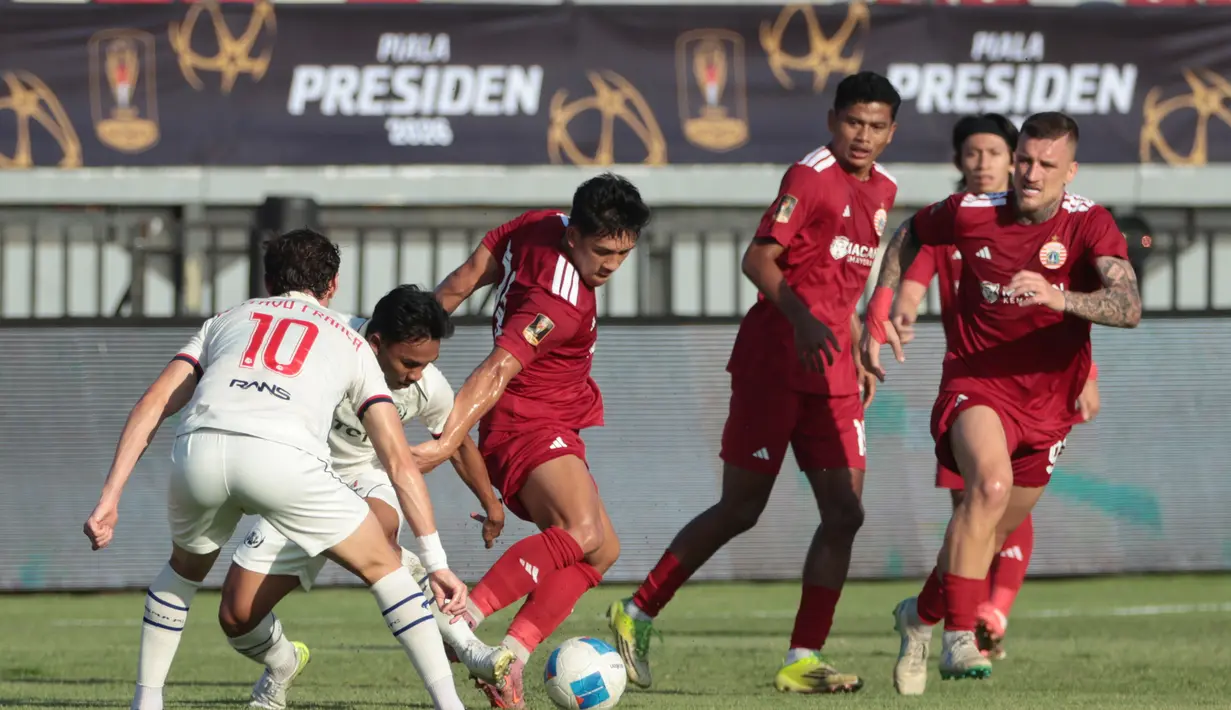 Pemain Persija Jakarta berebut bola dengan pemain Arema FC pada pertandingan perebutan tempat ketiga Piala Presiden 2026 di Stadion Kapten I Wayan Dipta, Gianyar, Bali, Kamis (6/8/2026). Persija Jakarta mengalahkan Arema FC dengan skor 3-1 sekaligus memastikan finis di peringkat ketiga turnamen pramusim tersebut. (KLY/Budy Santoso)