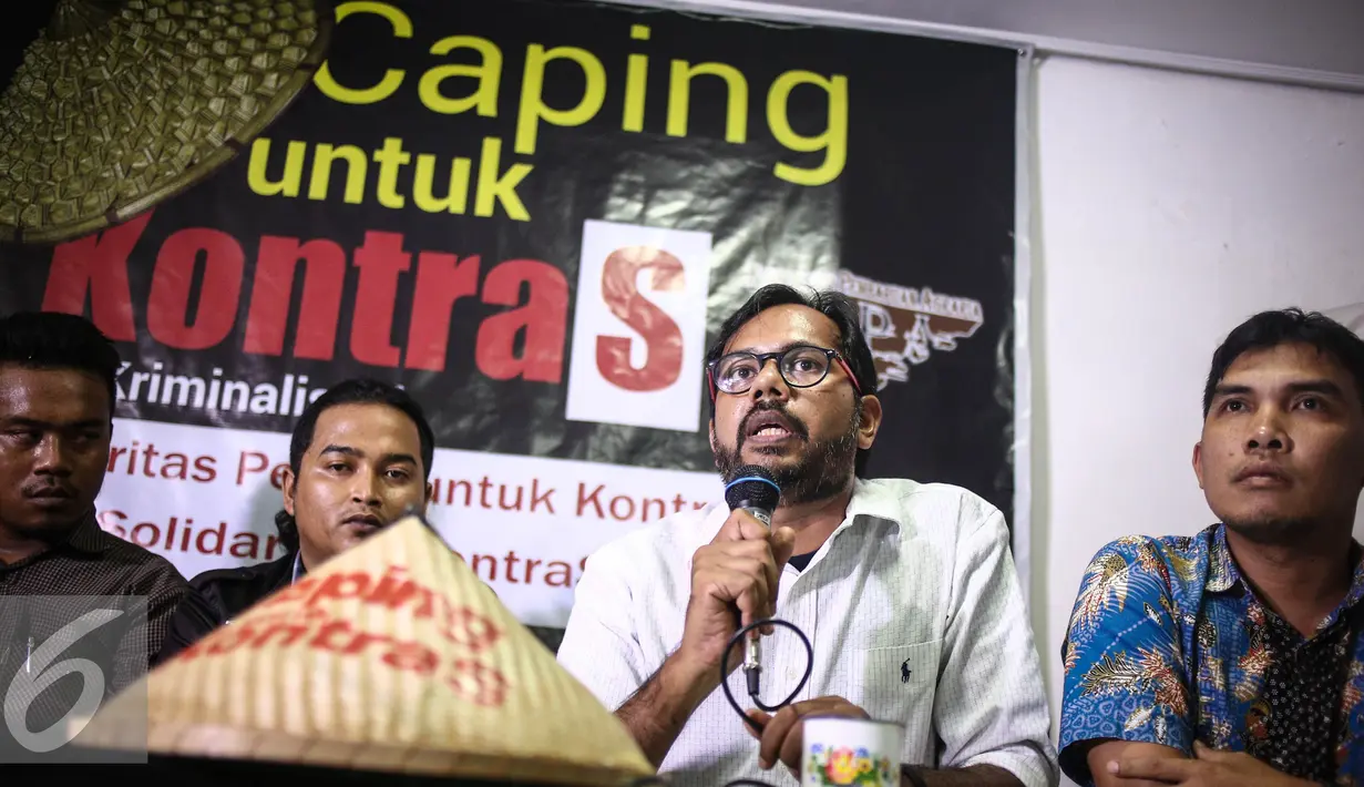 Hariz Azhar memberikan keterangan kepada awak media di Jakarta, Selasa (9/8). Dukungan yang bertemakan "Caping untuk Kontras" untuk menghentikan tindakan kriminalisasi terhadap pejuang HAM dan para pejuang disektor agraria. (Liputan6.com/Faizal Fanani)