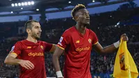 AS Roma berhasil mengalahkan Lazio 3-0 dalam laga di pekan ke-30 Serie A Liga Italia (20/3/2022). Dua gol kemenangan Roma dalam laga bertajuk Derby della Capitale tersebut disumbangkan striker asal Inggris, Tammy Abraham. 5 Rekor pun tercipta. Apa saja? (LaPresse via AP/Fabrizio Corradetti)