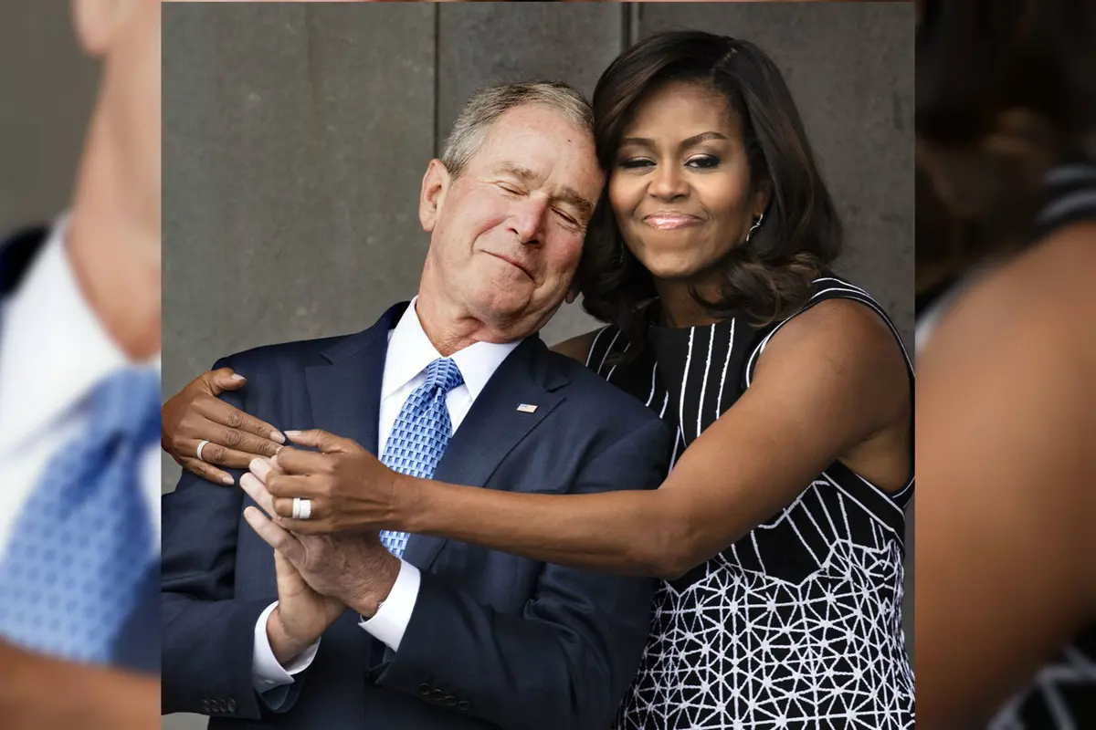 Michelle Obama Berbagi Pelukan dengan George W Bush, Ada Apa?