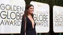 Aktris Mandy Moore tampil setelah enam tahun absen dari gelaran Golden Globes 2017 di California, Minggu (8/1). Mandy mencuri atensi dengan gaun potongan dada renda nan seksi beraksen jubah yang membuatnya anggun. (Photo by Jordan Strauss/Invision/AP)