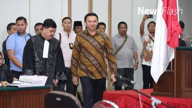 Saksi ahli agama, KH Ahmad Ishomuddin, pada Sidang Ahok ke-15.  KH Ishomuddin menyayangkan sikap keagamaan yang dikeluarkan Majelis Ulama Indonesia (MUI) terkait pernyataan Ahok soal Surat Al Maidah ayat 51.