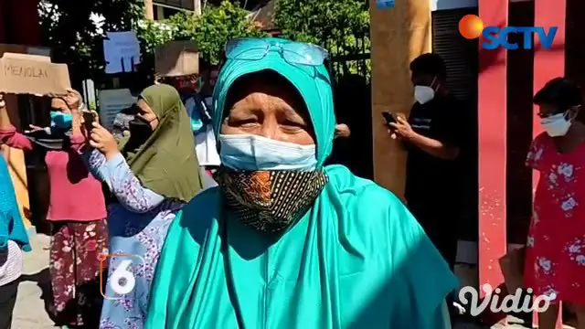 Puluhan warga demo tolak sekolah dijadikan tempat isolasi, di depan SD Negeri Barata Jaya, Surabaya pada Jumat (23/7) siang. Warga mengaku khawatir terpapar Covid-19, jika sekolah dijadikan tempat isolasi.