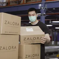 CEO ZALORA Indonesia, Anthony Fung, melakukan pengecekan ZALORA 12.12 Harbolnas Sale