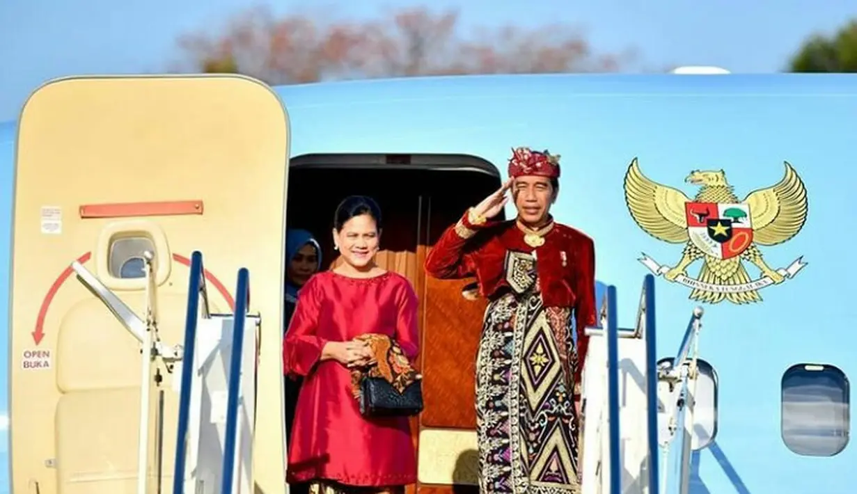 Usai menghadiri acara Kongres V PDIP tahun 2019 di Bali, Jokowi bertolak ke Kuala Lumpur menggunakan baju adat Bali. (Instagram/Jokowi)