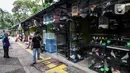 Suasana pedagang saat menunggu pembeli di pasar hewan Barito, Kebayoran Lama, Jakarta, Selasa (25/10/2022). Sebanyak 85 kios kini telah memiliki 'wajah baru' dengan tempat yang higienis, mengutamakan estetika, dan suasana tenang sehingga para pembeli maupun penjual bisa merasa nyaman saat melakukan transaksi. (Liputan6.com/Johan Tallo)