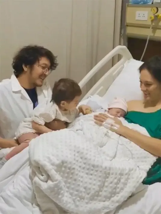 Kehadiran Djala melengkapi kebahagiaan pasangan yang menikah pada 5 Mei 2018 silam ini. Sebelumnya, Nadine Chandrawinata dan Dimas Anggara telah dikaruniai seorang putri cantik yang diberi nama Nadi Djiwa Anggara. [Instagram/dimsanggara]