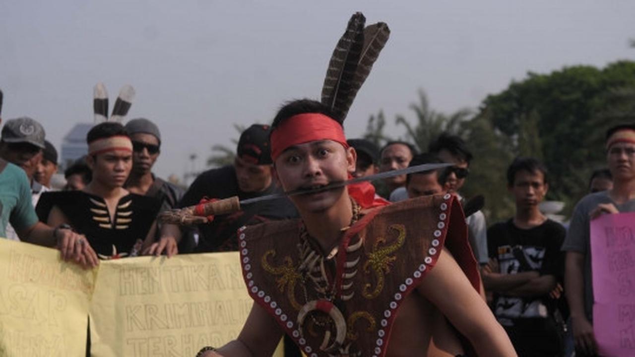Demo setahun Jokowi-JK, mahasiswa gelar teatrikal tarian Dayak
