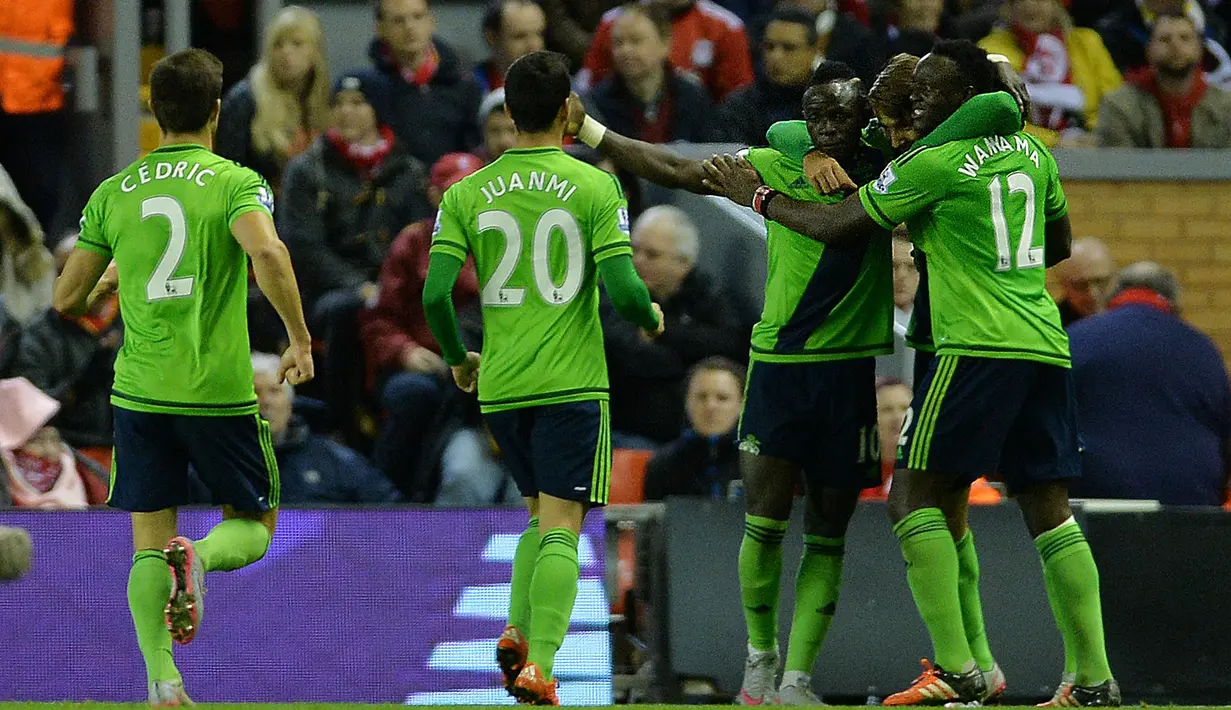 Pemain Southampton, Sadio Mane, merayakan gol yang dicetaknya ke gawang Liverpool dalam laga Liga Premier Inggris di Stadion Anfield, Liverpool, Minggu (26/10/2015). (Reuters/Phil Noble)