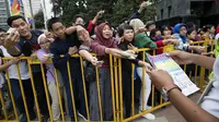 Antusiasme warga saat pembelian tiket untuk masuk ke area Festival Asian Games 2018 pada hari Sabtu (1/9/2018) di kawasan Gelora Bung Karno, Senayan Jakarta. (Bola.com/Peksi Cahyo)