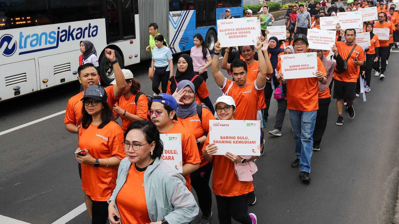 FOTO: Jalan Sehat Berantas Hoaks