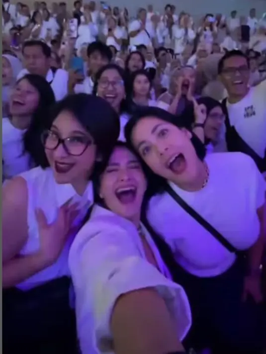 Sepanjang konser, Lulu, Ersa dan Angie tampak selalu bernyanyi bersama Kahitna dan penonton yang lain. Salah satunya lagu yang paling ditunggu-tunggu, yaitu Cantik. Lelah pun jadi tidak terasa berkat lagu-lagu Kahitna yang sukses bikin mereka bernyanyi terus. (Liputan6.com/IG/@novitaangie)