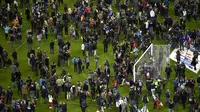 Suporter sepak bola berkumpul di lapangan menunggu izin keamanan untuk meninggalkan Stade de France di Saint-Denis, Paris, (13/11). Saksi mengatakan tiga ledakan terdengar di luar sebuah bar di dekat stadion Stade de France. (PHOTO/FRANCK FIFE)