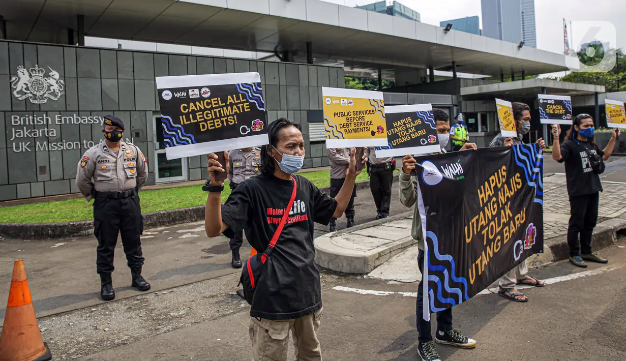 Sejumlah massa yang tergabung dalam Walhi DKI Jakarta dan KRuHa menggelar aksi protes simbolik di depan Kedutaan Besar Inggris, Jakarta, Jumat (11/6/2021). Pembatalan utang dapat mengurangi beban anggaran publik untuk digunakan sebagai dana kelangsungan hidup masyarakat. (Liputan6.com/Faizal Fanani)