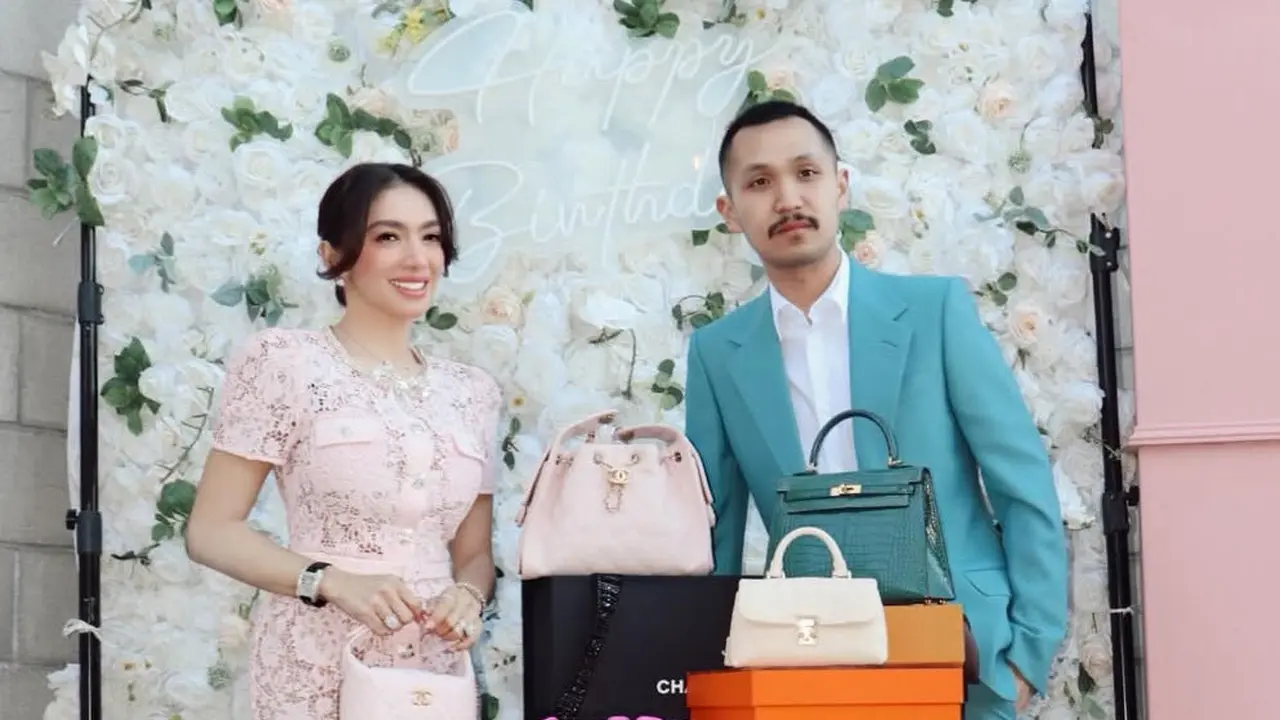 Angel Karamoy Rayakan Ulang Tahun ke-39 di Los Angeles dapat kado branded. [@realangelkaramoy]