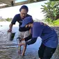 Prigi Arisandi, peneliti dari Ekspedisi Sungai Nusantara (ESN) saat menguji sampel air di sungai Gorontalo (Arfandi/Liputan6.com)