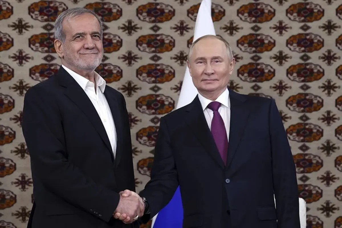 Presiden Iran Presiden Masoud Pezeshkian dan Presiden Rusia Vladimir Putin saat bertemu di Ashgabat, ibu kota Turkmenistan, pada Jumat (11/10/2024).