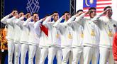 Tim Bulutangkis Putra Indonesia hormat kepada bendera merah putih pada saat berdiri di podium usai memastikan meraih medali emas di SEA Games Thailand 2025 di Gymnasium 4, Thammasat University Rangsit Campus, Pathum Thani, Rabu (10/12/2025). (Dok. PBSI)
