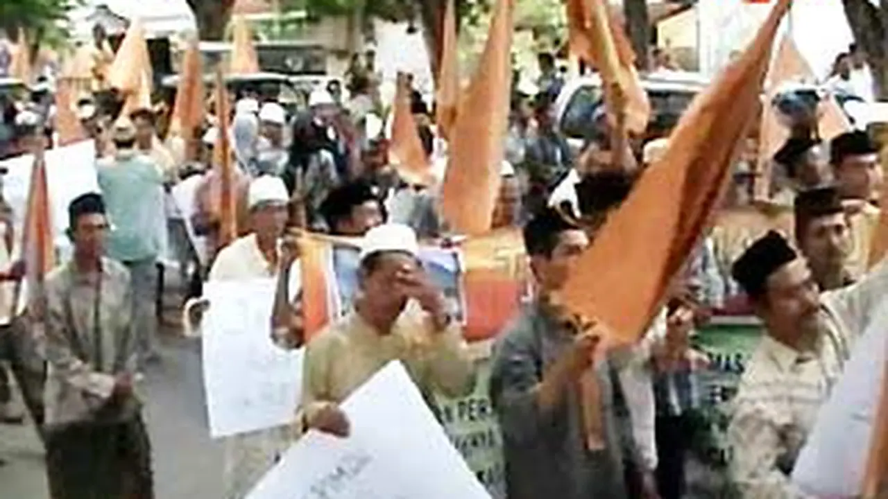 111214ddemo-peluru.jpg