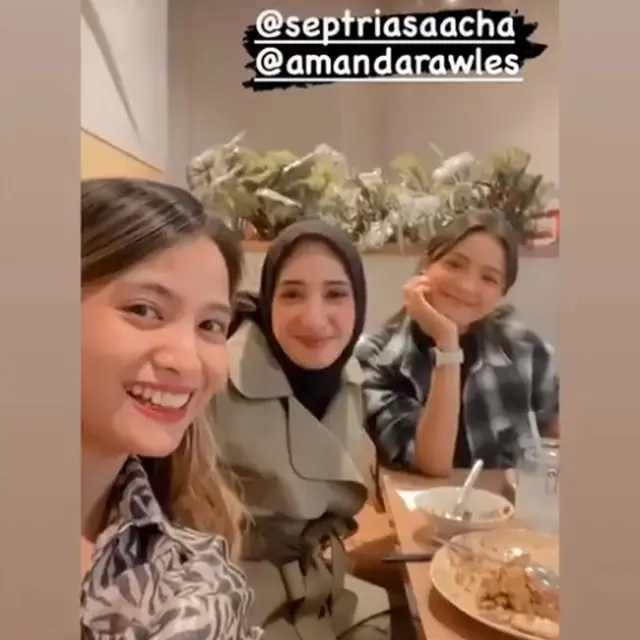 Sama-Sama di Australia, Ini 6 Momen Temu Kangen Acha Septriasa dan Amanda Rawles