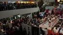 Ratusan masyarakat  menyaksikan aksi para gadis cantik yang mengikuti Audisi Miss Celebrity 2014 di Tunjungan Plaza, Surabaya   (Liputan6.com/Johan Tallo)