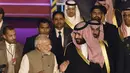 PM India, Narendra Modi menyambut kedatangan Putra Mahkota Arab Saudi Pangeran Mohammed bin Salman di bandara New Delhi, Selasa (19/2). Rencananya pembicaraan kerja sama bilateral akan dilakukan Modi dan Pangeran MBS pada Rabu (20/2). (Money SHARMA/AFP)