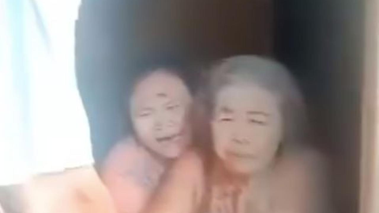 Anak dan Ibu Pelukan saat Gempa Batang<br>