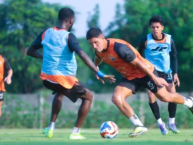 Pemain Persija Jakarta, Van Basty Souza, mengikuti sesi latihan di Nirwana Park, Sawangan, Depok, Jawa Barat, Kamis (31/7/2025). Skuad Macan Kemayoran terus menggenjot persiapan jelang bergulirnya BRI Super League 2025/2026. (Bola.com/M Iqbal Ichsan)