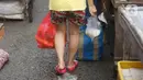 Warga menggunakan kantong plastik saat berbelanja di pasar tradisional di Jakarta, Kamis (9/1/2020). Berdasarkan Pergub Nomor 142 Tahun 2019, para pengelola usaha bisa dikenakan denda mencapai Rp 25 juta apabila melanggar aturan tentang penggunaan kantong plastik. (Liputan6.com/Immanuel Antonius)