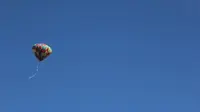 Sejumlah warga Garut merayakan Idul Fitri atau Lebaran dengan menerbangkan balon kertas raksasa. (Liputan6.com/Jayadi Supriadin)