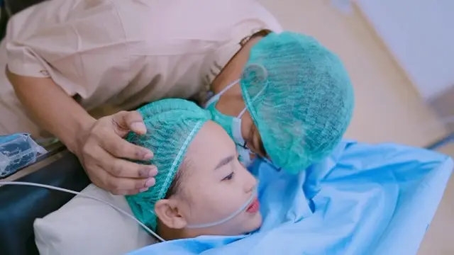Potret Mpok Alpa saat Melahirkan Anak Kembar