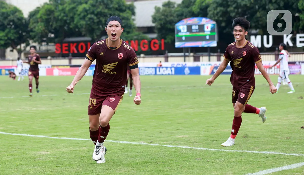 Pemain PSM Makassar, Kenzo Nambu, melakukan selebrasi setelah mencetak gol ke gawang Arema FC pada laga BRI Liga 1 di Stadion PTIK, Jakarta, Sabtu (4/2/2023). PSM Makassar menang dengan skor 1-0. (Bola.com/M. Iqbal Ichsan)