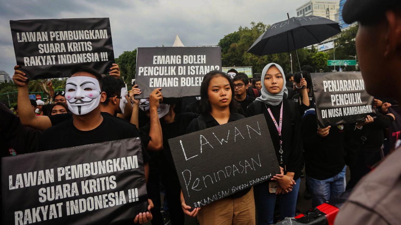Forum Alumni Universitas Indonesia bergabung dengan para korban pelanggaran HAM berat serta para mantan aktivis 98 membentangkan poster dan spanduk saat mengikuti Aksi Kamisan di depan Istana Negara, Jakarta, Kamis (01/02/2024). <br>(Foto Liputan6.com / 