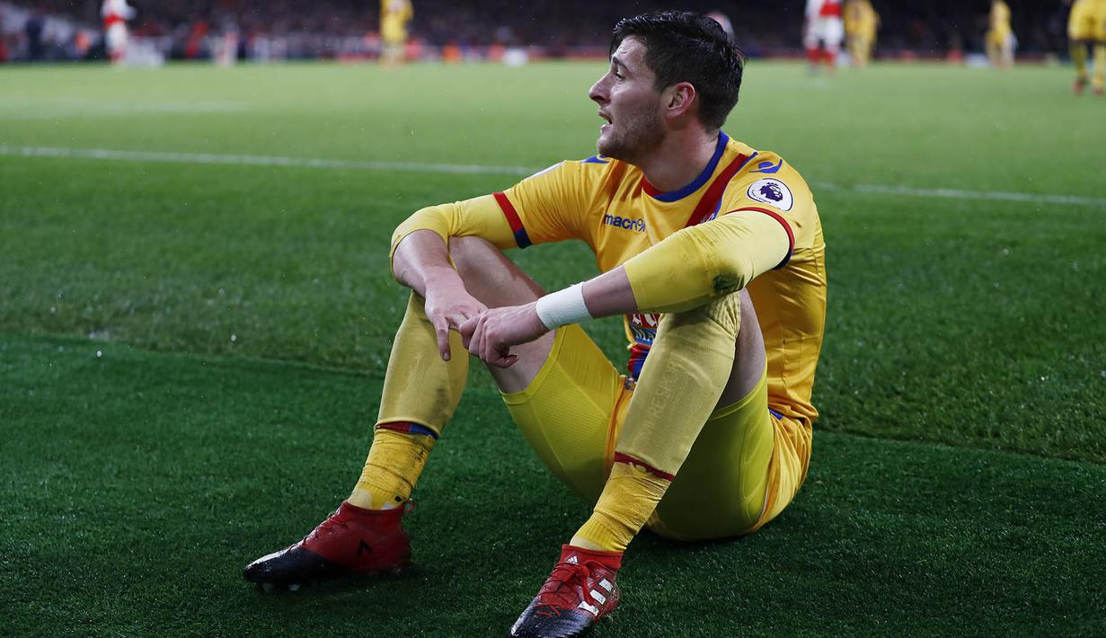 Bek Crystal Palace, Joel Ward, tampak kecewa usai kalah 0-2 dari Arsenal. Kekalahan ini membuat Palace berada pada posisi ke-17, hanya berjarak satu tingkat di atas jurang degradasi. (Reuters/Stefan Wermuth)