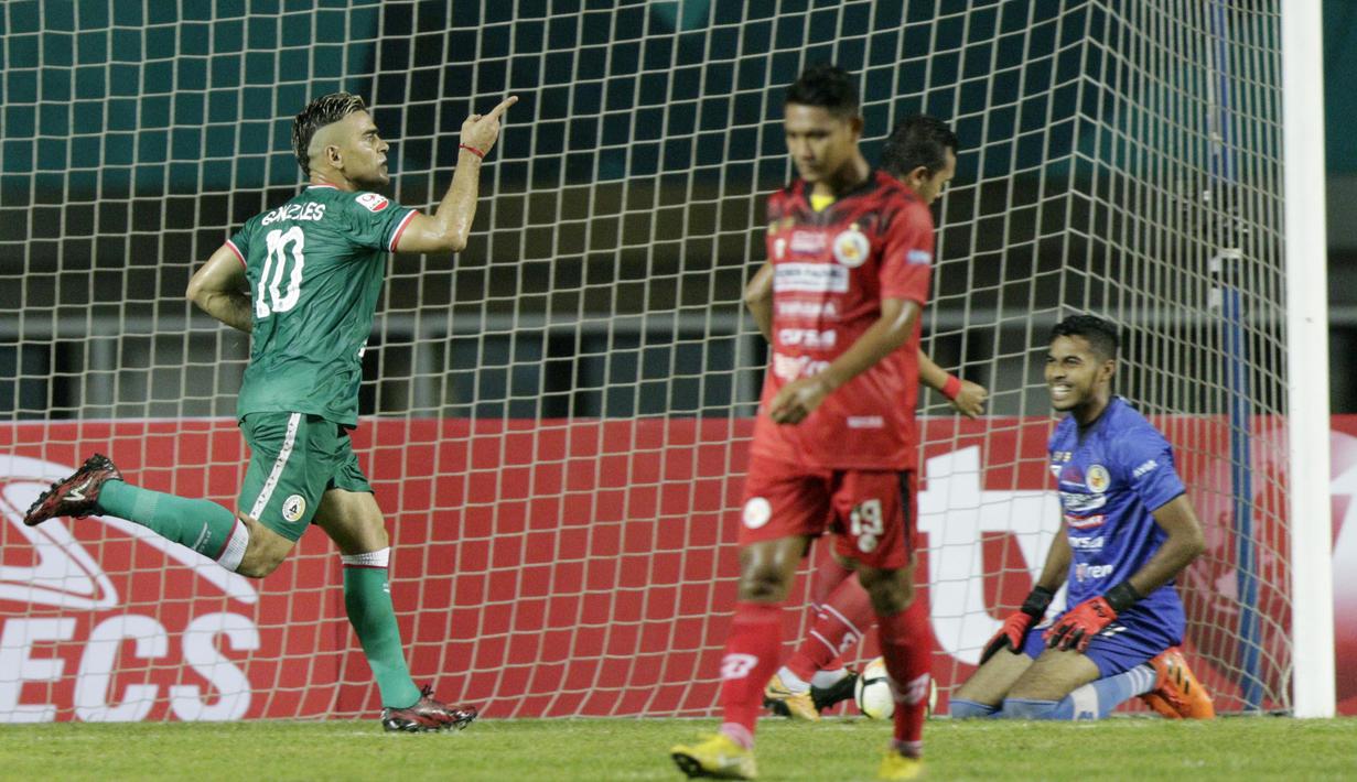 Striker PSS Sleman, Cristian Gonzales, melakukan selebrasi usai membobol gawang Semen Padang pada laga Liga 2 di Stadion Pakansari, Jawa Barat, Selasa (4/12). PSS menang 2-0 atas Semen Padang. (Bola.com/M. Iqbal Ichsan)