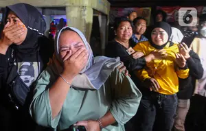 Suasana pun semakin haru, tak sedikit orang tua siswa menangis karena peristiwa nahas di Subang. (merdeka.com/Arie Basuki)
