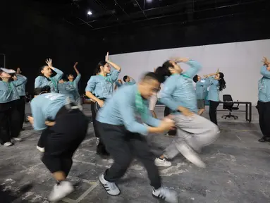Para pemain Home Sweet Loan The Musical menjalani latihan di Jakarta, Senin (14/9/2026). Latihan dilakukan sebagai persiapan menjelang pementasan yang dijadwalkan berlangsung pada 30 September hingga 18 Oktober 2026. (KLY/Budy Santoso)