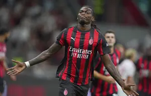 Pemain AC Milan, Rafael Leao, berselebrasi setelah mencetak gol pembuka kemenangan timnya atas Bari dalam laga putaran pertama Coppa Italia di San Siro, Senin (18/8/2025) dini hari WIB. (Spada/LaPresse via AP)
