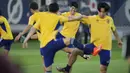 Para pemain melakukan pemanasan saat latihan sesi latihan tim di Doha, Qatar, Minggu, 4 Desember 2022. Pertandingan Jepang vs Kroasia di babak 16 besar Piala Dunia 2022 akan berlangsung mulai pukul 22.00 WIB. (AP Photo/Eugene Hoshiko)